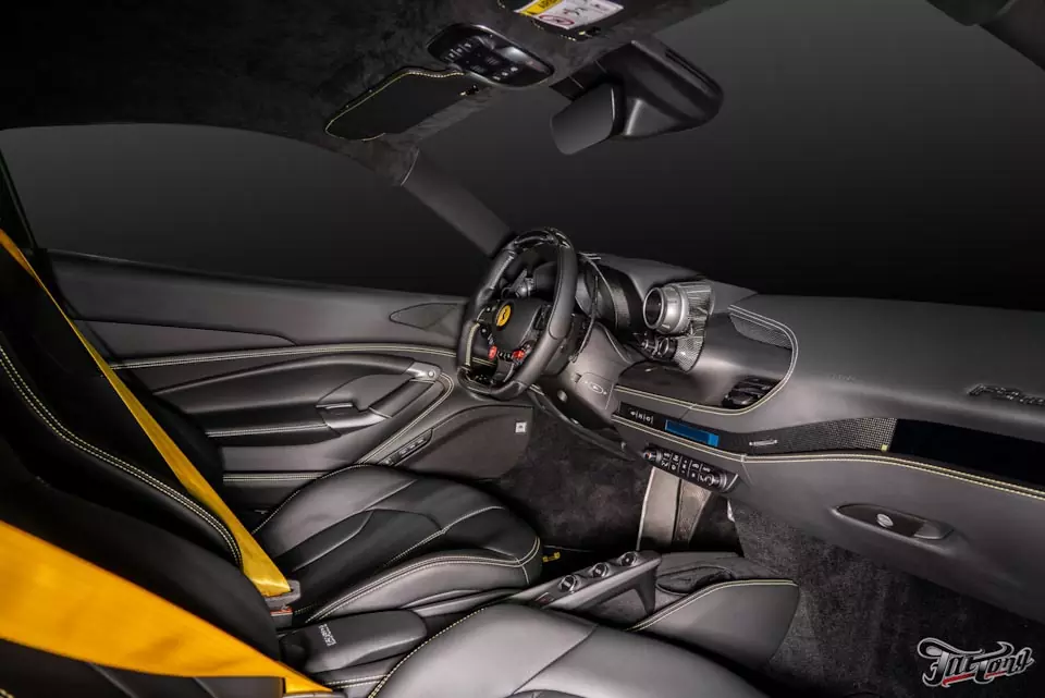 Ferrari F8 Tributo. Оклейка кузова в полиуретан. Пошив потолка в алькантару и установка желтых ремней безопасности.